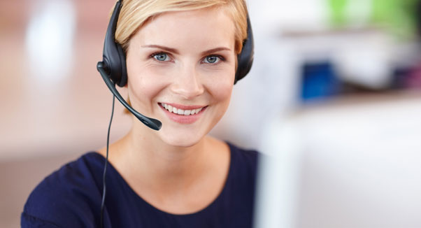 Mitarbeiterin des Kundendienstes am Telefon