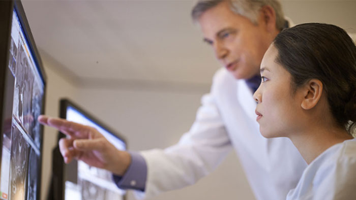 Klinikteam analysiert die Patientendaten mit Hilfe von fortschrittlicher Bildvisualisierung