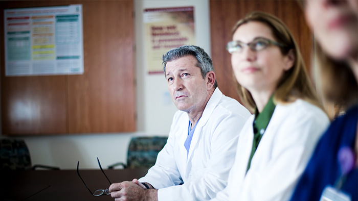ein Mann und eine Frau in weißen Laborkitteln