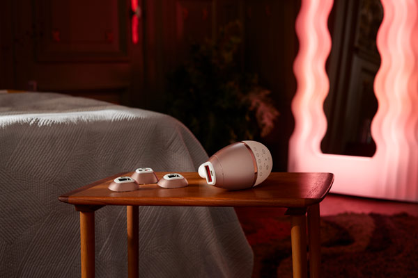 : Ein IPL-Ger&auml;t mit mehreren verschiedenen Aufs&auml;tzen auf einem Tisch, bereit zur IPL-Haarentfernung im Intimbereich.