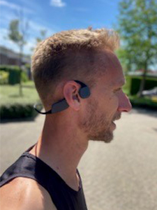 L&auml;ufer mit Sportkopfh&ouml;rern mit Knochenschall-&Uuml;bertragung