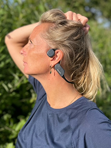 Frau mit Philips Kopfh&ouml;rern mit Bluetooth und Knochenschall-&Uuml;bertragung