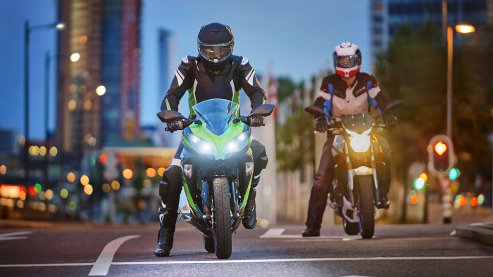 Scheinwerfer - Die Halogenlampen H4 und H7 sorgen f&uuml;r gute Sicht auf der Stra&szlig;e.